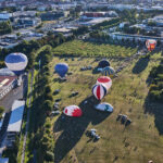 Český rekord: Nad Hradcem letělo 81 balonů, další program mění počasí