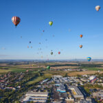Český rekord: Nad Hradcem letělo 81 balonů, další program mění počasí