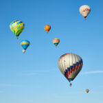 Český rekord: Nad Hradcem letělo 81 balonů, další program mění počasí