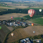 Český rekord: Nad Hradcem letělo 81 balonů, další program mění počasí
