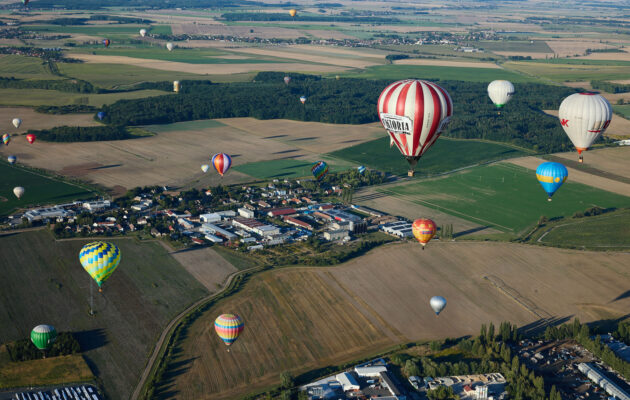 Český rekord: Nad Hradcem letělo 81 balonů, další program mění počasí