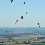 Český rekord: Nad Hradcem letělo 81 balonů, další program mění počasí