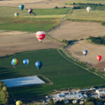 Český rekord: Nad Hradcem letělo 81 balonů, další program mění počasí