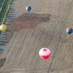 Český rekord: Nad Hradcem letělo 81 balonů, další program mění počasí