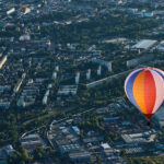 Český rekord: Nad Hradcem letělo 81 balonů, další program mění počasí
