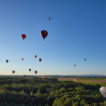 Český rekord: Nad Hradcem letělo 81 balonů, další program mění počasí