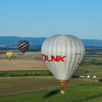 Český rekord: Nad Hradcem letělo 81 balonů, další program mění počasí