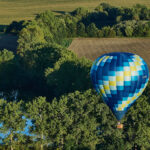 Český rekord: Nad Hradcem letělo 81 balonů, další program mění počasí