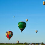 Český rekord: Nad Hradcem letělo 81 balonů, další program mění počasí