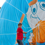 Český rekord: Nad Hradcem letělo 81 balonů, další program mění počasí