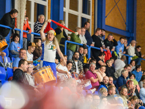 Kara v televizi, ty v hledišti. Zahraj si o lístky na nedělní basket!