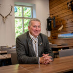 Lesy miluju a školu taky, chci ji dál posouvat, říká Miloš Pochobradský