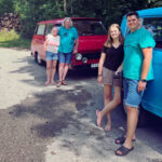 Stará auta, nové zážitky. Pušovi zvládli Korsiku, Sicílii i Balkán v retro stylu