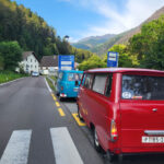 Stará auta, nové zážitky. Pušovi zvládli Korsiku, Sicílii i Balkán v retro stylu