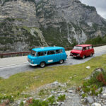 Stará auta, nové zážitky. Pušovi zvládli Korsiku, Sicílii i Balkán v retro stylu