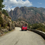 Stará auta, nové zážitky. Pušovi zvládli Korsiku, Sicílii i Balkán v retro stylu