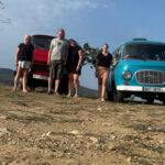 Stará auta, nové zážitky. Pušovi zvládli Korsiku, Sicílii i Balkán v retro stylu