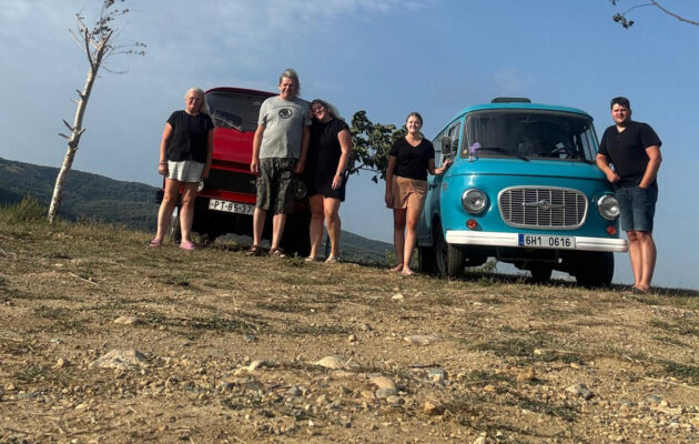 Stará auta, nové zážitky. Pušovi zvládli Korsiku, Sicílii i Balkán v retro stylu