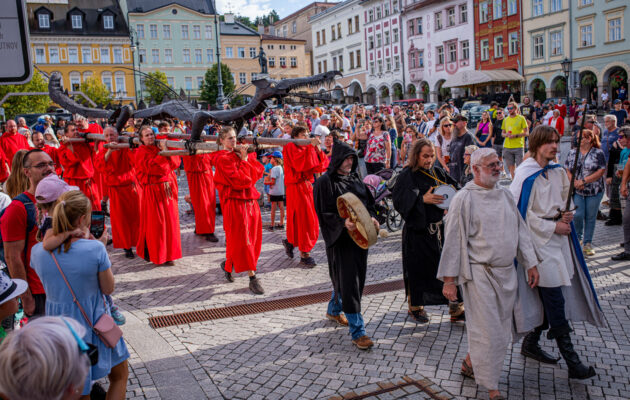 FOTO: Družina rytířů sundala draka z věže Staré radnice