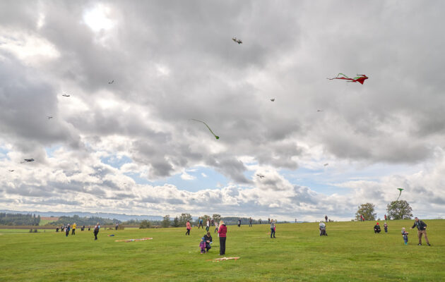 FOTO: Oblohu na letišti ve Volanově zaplnili draci