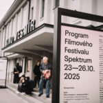 FOTO: Filmy, výstava i dražba. Spektrum naplnil kino Vesmír