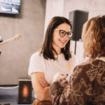 FOTO: Filmy, výstava i dražba. Spektrum naplnil kino Vesmír