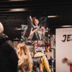 FOTO: Filmy, výstava i dražba. Spektrum naplnil kino Vesmír