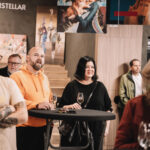 FOTO: Filmy, výstava i dražba. Spektrum naplnil kino Vesmír