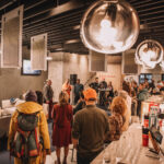 FOTO: Filmy, výstava i dražba. Spektrum naplnil kino Vesmír