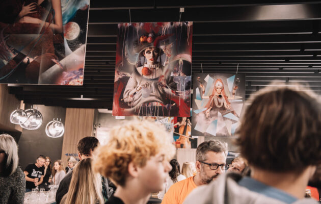 FOTO: Filmy, výstava i dražba. Spektrum naplnil kino Vesmír