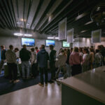 FOTO: Filmy, výstava i dražba. Spektrum naplnil kino Vesmír