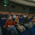 FOTO: Filmy, výstava i dražba. Spektrum naplnil kino Vesmír