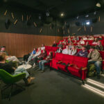 FOTO: Filmy, výstava i dražba. Spektrum naplnil kino Vesmír