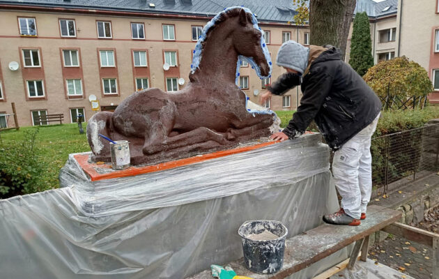Sochy hříbat nahradí odolnější bronzové repliky