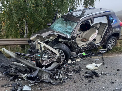 Při čelním střetu dvou aut u Choustníkova Hradiště utrpěli dva lidé vážná zranění