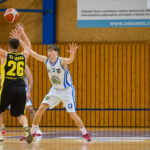 Basketbalisté Trutnova ukončili neporazitelnost Pardubic, Dolejší dal 49 bodů