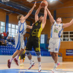 Basketbalisté Trutnova ukončili neporazitelnost Pardubic, Dolejší dal 49 bodů