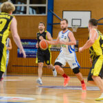 Basketbalisté Trutnova ukončili neporazitelnost Pardubic, Dolejší dal 49 bodů