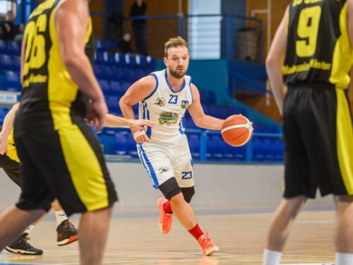 Basketbalisté Trutnova ukončili neporazitelnost Pardubic, Dolejší dal 49 bodů