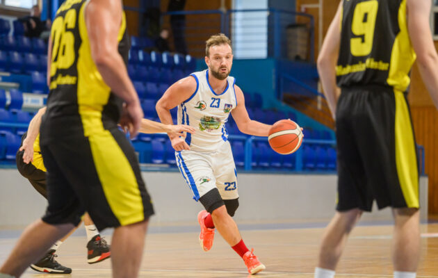 Basketbalisté Trutnova ukončili neporazitelnost Pardubic, Dolejší dal 49 bodů
