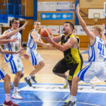 Basketbalisté Trutnova ukončili neporazitelnost Pardubic, Dolejší dal 49 bodů