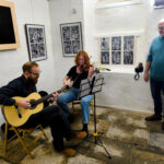 Galerie Draka praskala ve švech, příchozí se hledali na fotografiích Ctibora Košťála