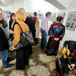 Galerie Draka praskala ve švech, příchozí se hledali na fotografiích Ctibora Košťála