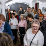 Galerie Draka praskala ve švech, příchozí se hledali na fotografiích Ctibora Košťála