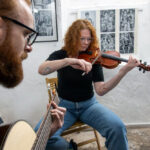 Galerie Draka praskala ve švech, příchozí se hledali na fotografiích Ctibora Košťála