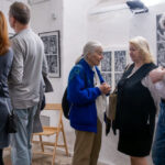 Galerie Draka praskala ve švech, příchozí se hledali na fotografiích Ctibora Košťála