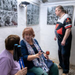 Galerie Draka praskala ve švech, příchozí se hledali na fotografiích Ctibora Košťála