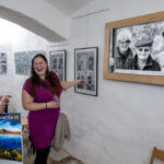 Galerie Draka praskala ve švech, příchozí se hledali na fotografiích Ctibora Košťála