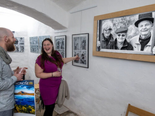 Galerie Draka praskala ve švech, příchozí se hledali na fotografiích Ctibora Košťála