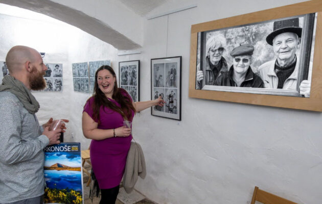 Galerie Draka praskala ve švech, příchozí se hledali na fotografiích Ctibora Košťála